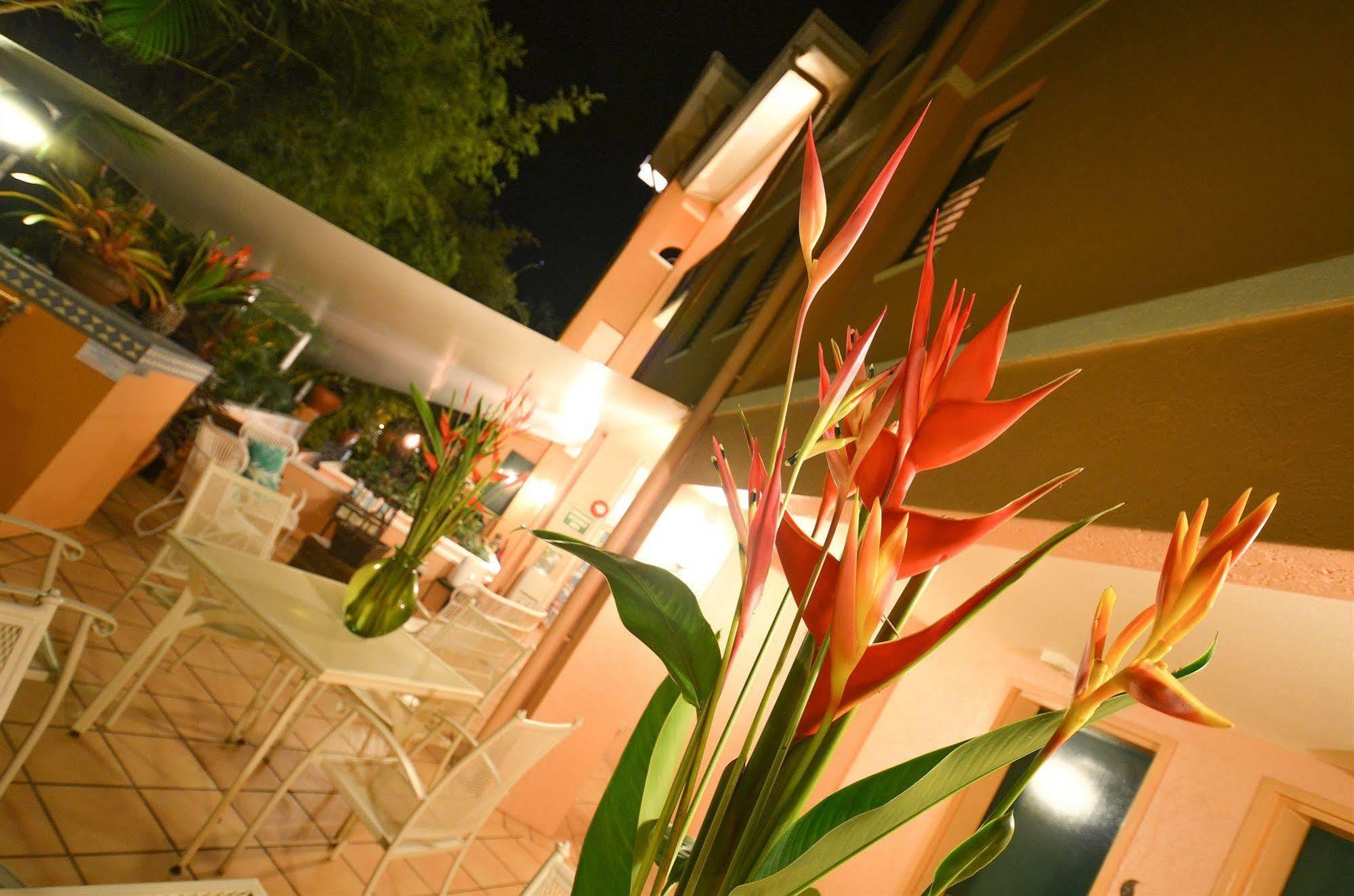 Martinique On Macrossan Lejlighedshotel Port Douglas Eksteriør billede